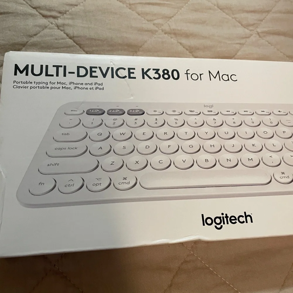 Logitech Bluetooth Keyboard and Mouse in white